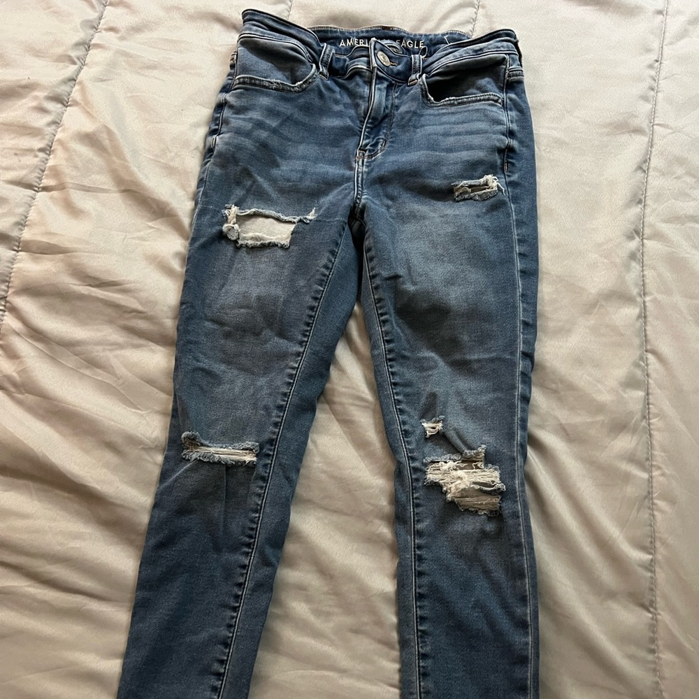 AMERICAN EAGLE RIPPED JEANS
